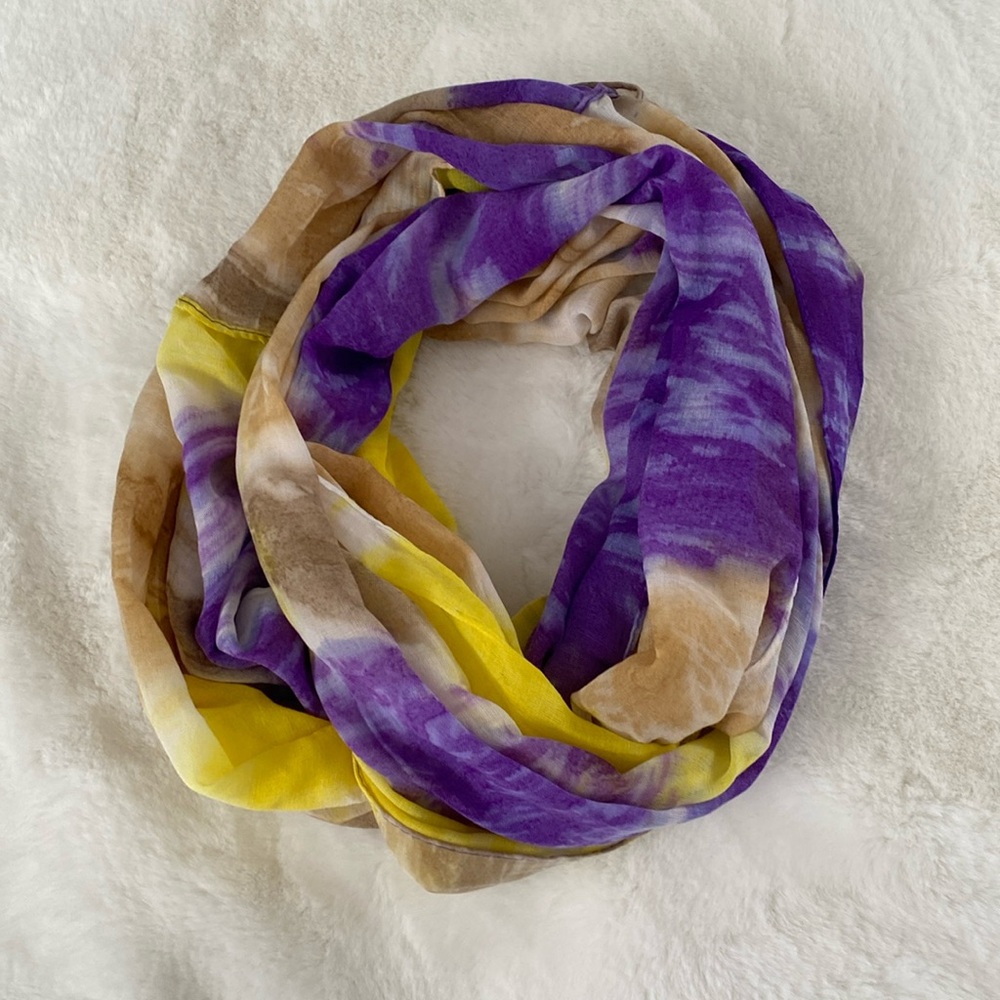 Beautiful Circle Scarf. Yellow, Purple, Tan, Gold
Lightweight. Fabric Content: ?